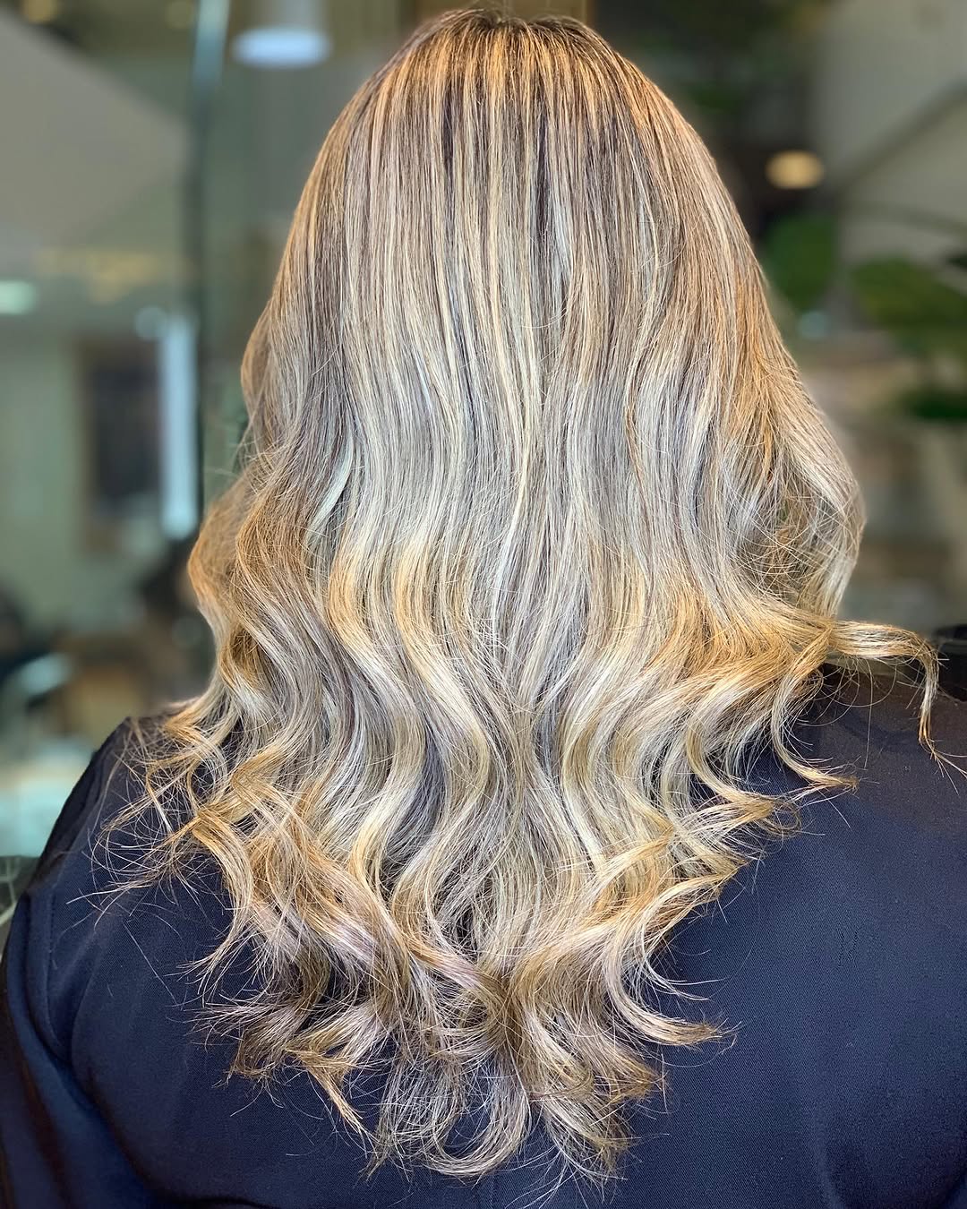 Loiro acinzentado com ondas
