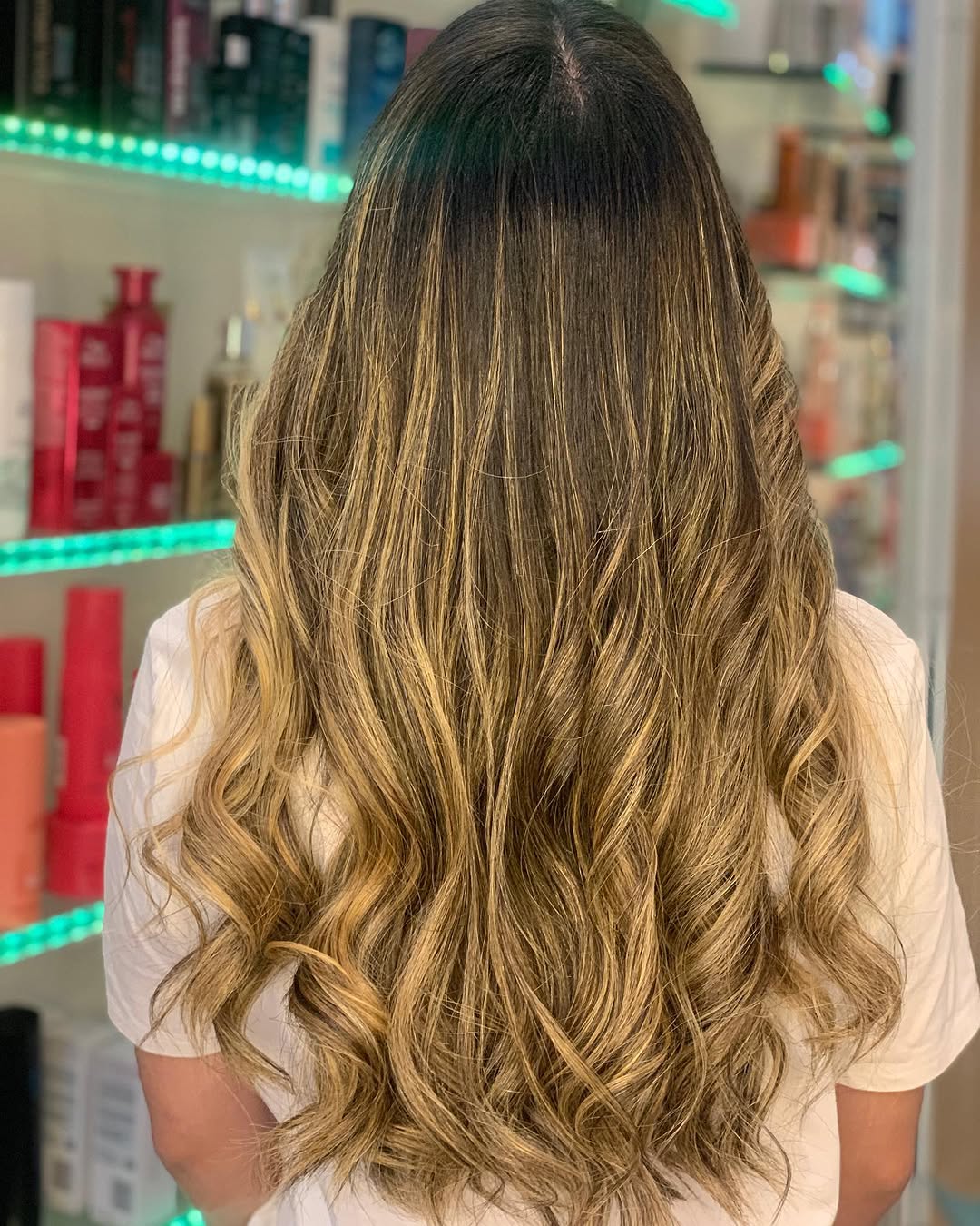 Balayage longo visto de costas
