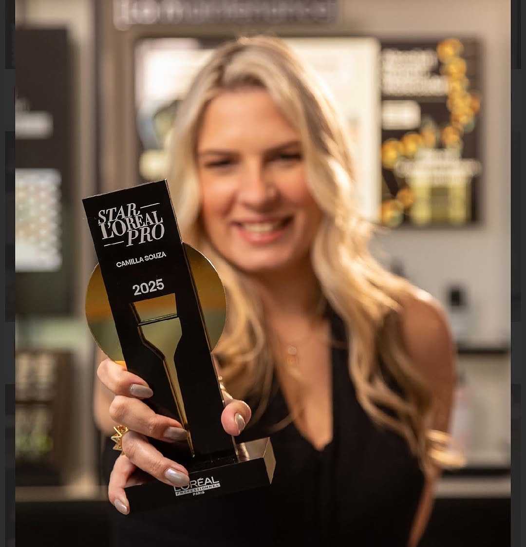 Camilla Souza com troféu Star L'Oréal Professionnel